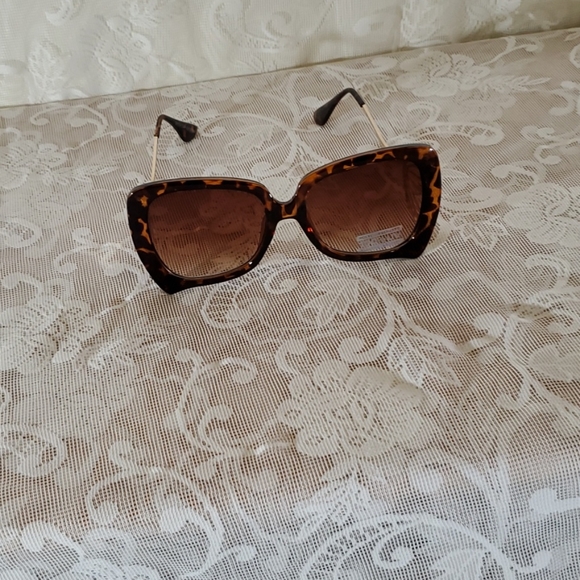 Sunglasses 🕶 - Picture 1 of 2